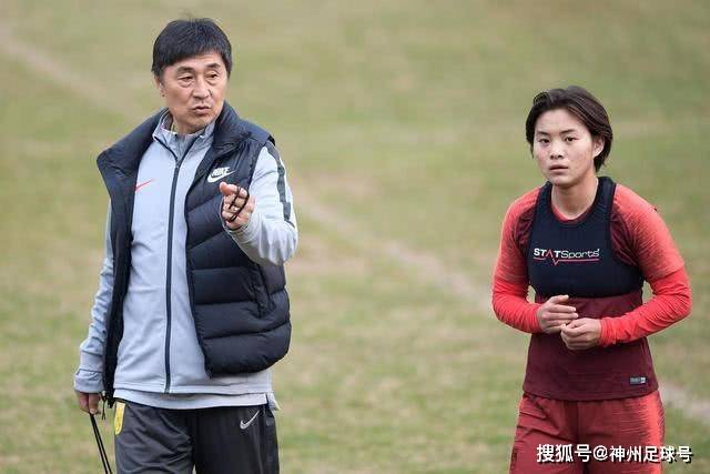 奥尼尔现场观看中国女篮比赛 与老友姚明重逢