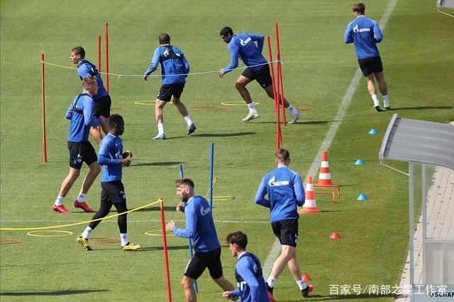 尤文2026-27赛季主场球衣曝光：复古风格衣领，装饰使用金色